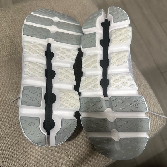 On Cloud running shoes - Picture 4 of 5